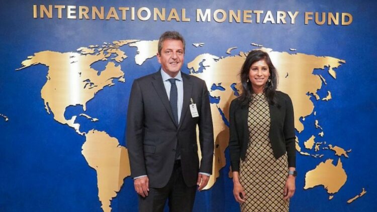 Argentina y el FMI llevan a cabo negociaciones para revisar el acuerdo sobre la deuda