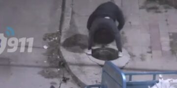 Video: así lo descubrieron mientras robaba tapas de alcantarillas en Bajo Pueyrredón