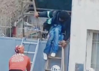 Intentó robar una casa, quedó atrapado por un testículo en la reja y tuvieron que rescatarlo