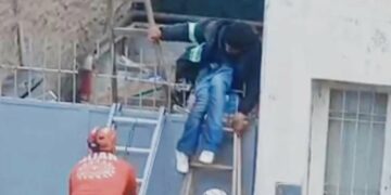 Intentó robar una casa, quedó atrapado por un testículo en la reja y tuvieron que rescatarlo