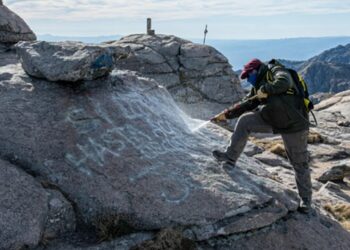 Restauraron la cumbre del Cerro Champaquí tras borrar las pintadas religiosas