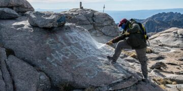 Restauraron la cumbre del Cerro Champaquí tras borrar las pintadas religiosas
