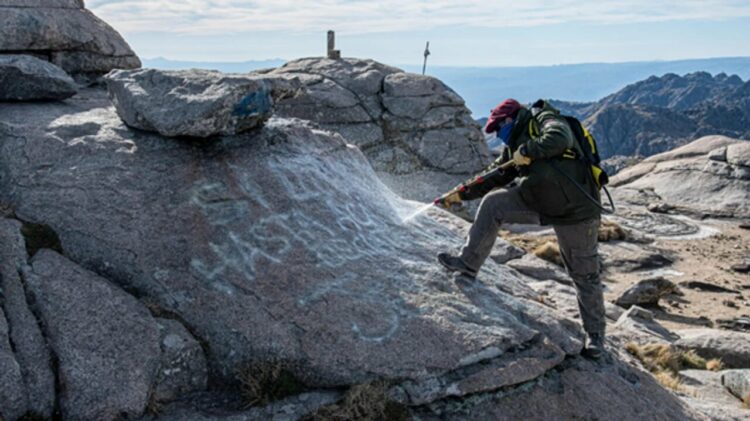 Restauraron la cumbre del Cerro Champaquí tras borrar las pintadas religiosas