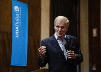 La vida fuera de la Tierra y la «carrera espacial con China», tópicos en la charla del director de la Nasa