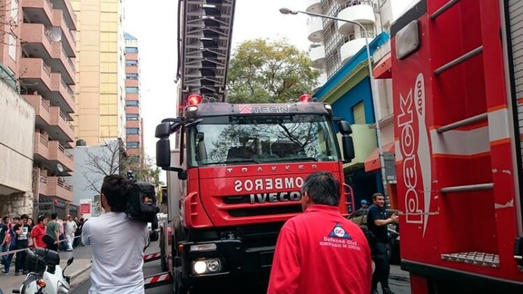 15 personas fueron evacuadas debido a un incendio en un apartamento