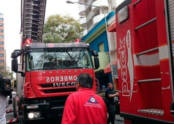 15 personas fueron evacuadas debido a un incendio en un apartamento