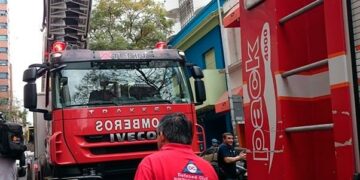 15 personas fueron evacuadas debido a un incendio en un apartamento