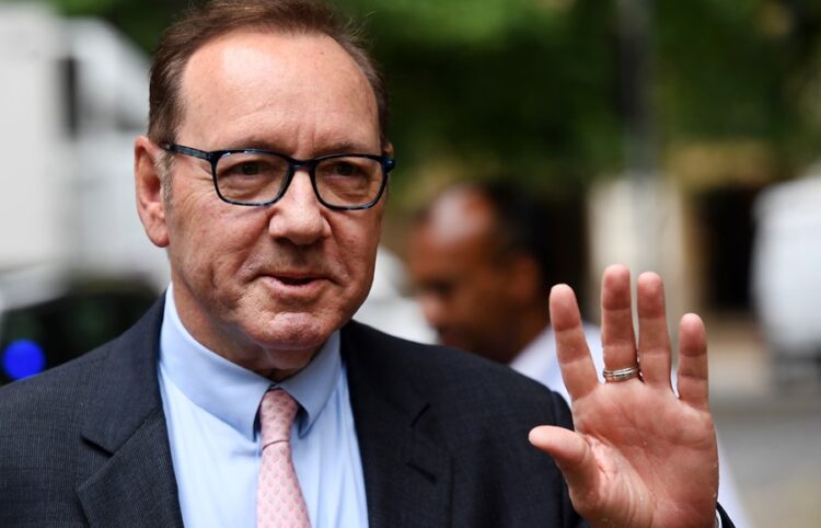 Londres (Reino Unido), 28/06/2023.- El actor estadounidense Kevin Spacey saluda a su llegada al Tribunal de Southwark en Londres, Gran Bretaña, este miércoles. El actor, ganador de dos premios de la Academia, está siendo juzgado en Londres acusado de delitos sexuales contra cuatro hombres en Gran Bretaña. EFE/ANDY RAIN