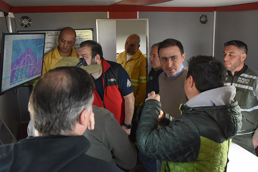 Más de 100 efectivos trabajan arduamente para controlar el fuego restante en el cerro Uritorco
