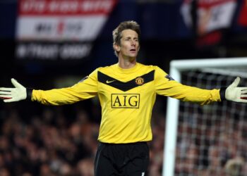 Preocupación por la salud de Edwin Van der Sar, que fue internado en terapia intensiva