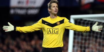 Preocupación por la salud de Edwin Van der Sar, que fue internado en terapia intensiva