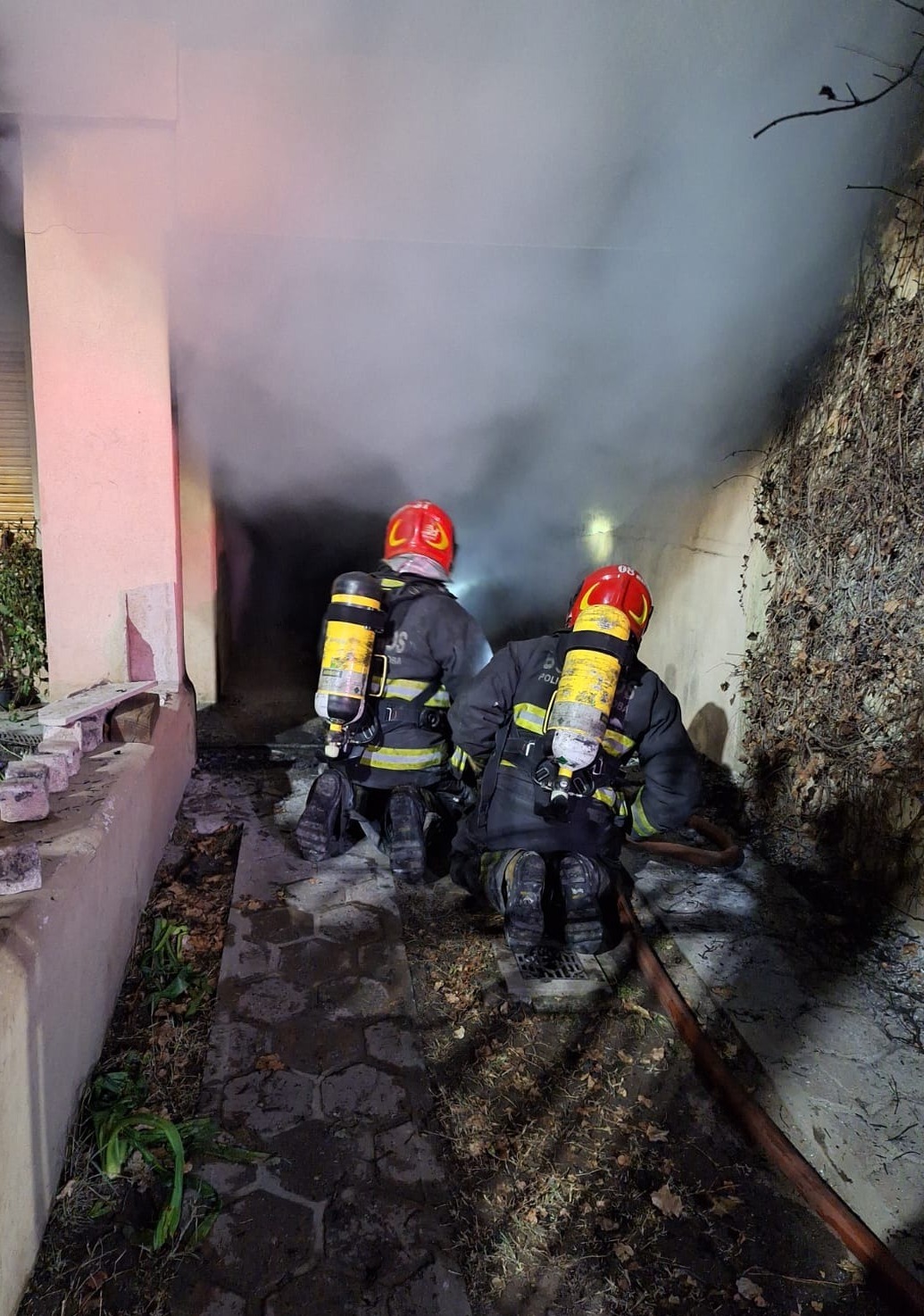 Dos niños, un anciano y un gato fueron asistidos tras desatarse un incendio en una vivienda