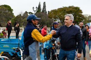 La Municipalidad entregó motovehículos a cambio de los caballos de recicladores