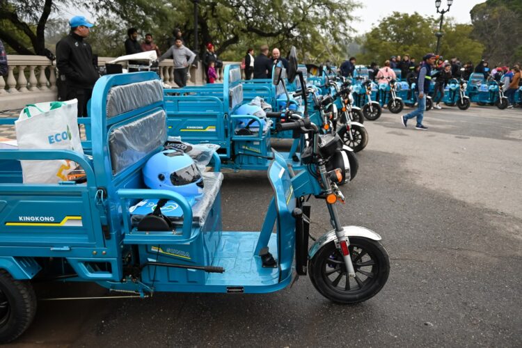 La Municipalidad entregó motovehículos a cambio de los caballos de recicladores
