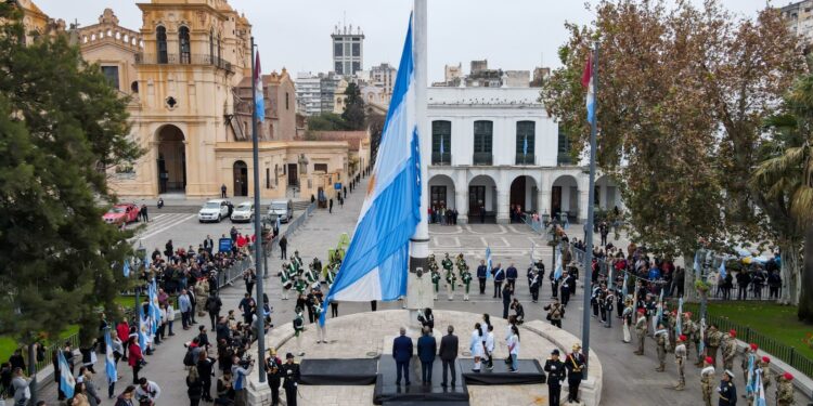 En fotos, así fue el simbólico desfile cívico-militar que celebró los 450 años de la Ciudad