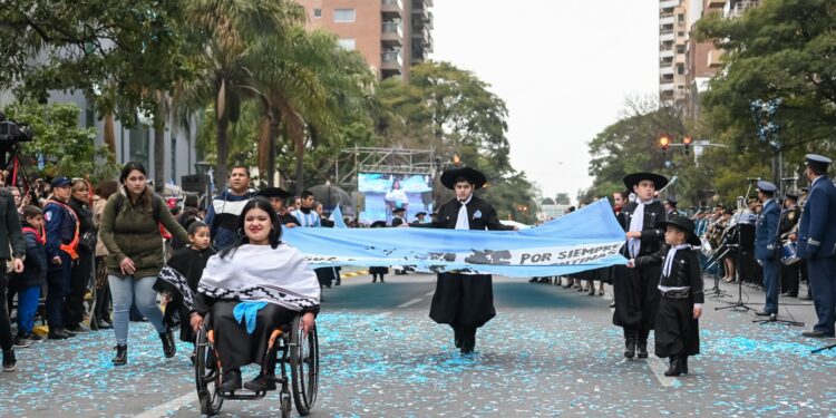 En fotos, así fue el simbólico desfile cívico-militar que celebró los 450 años de la Ciudad