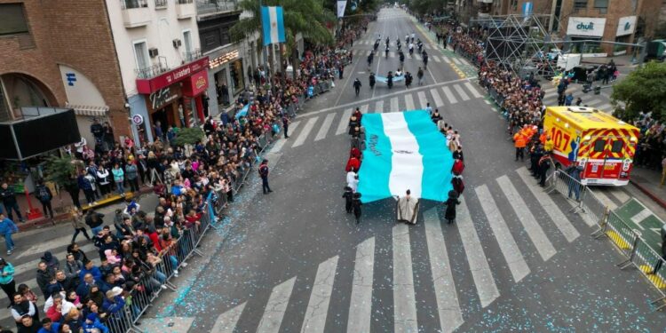 En fotos, así fue el simbólico desfile cívico-militar que celebró los 450 años de la Ciudad