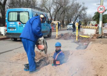 La comuna asiste a los vecinos de Santa Isabel III tras la rotura de un caño de agua