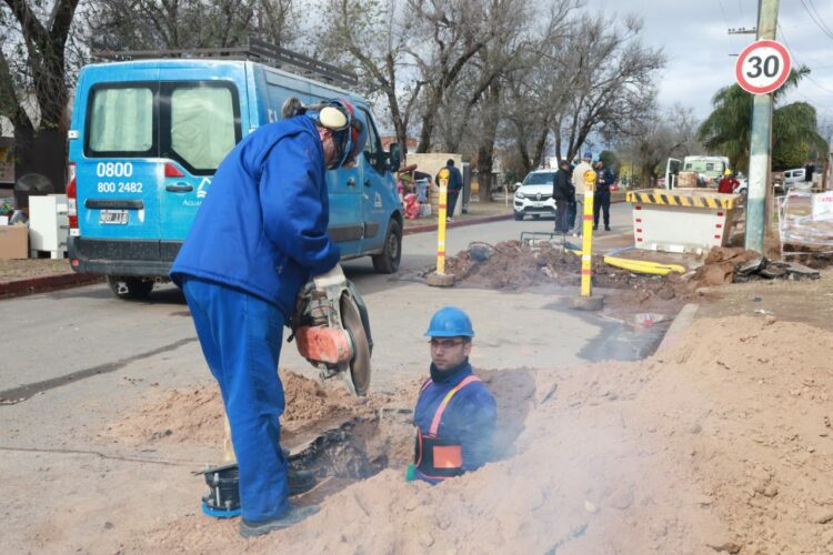 La comuna asiste a los vecinos de Santa Isabel III tras la rotura de un caño de agua