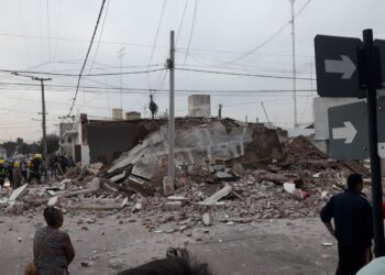 Una explosión en Oliva dejó como saldo una casa derrumbada y una mujer herida