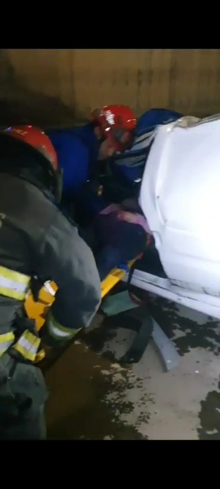 Una conductora perdió el control y terminó en el desagüe de la Circunvalación