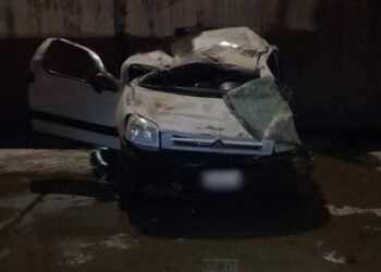 Una conductora perdió el control y terminó en el desagüe de la Circunvalación