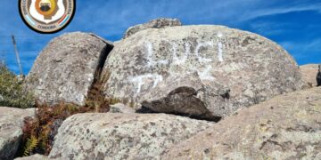 Lo detuvieron en las Altas Cumbres por pintar rocas sobre la ruta