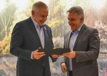 Llaryora se reunió con el Embajador de Estados Unidos