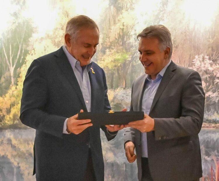Llaryora se reunió con el Embajador de Estados Unidos