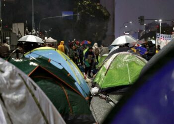 Iniciaron acampe bajo la lluvia en la 9 de Julio, en otra jornada de corte que incluyó quema de neumáticos
