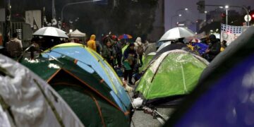 Iniciaron acampe bajo la lluvia en la 9 de Julio, en otra jornada de corte que incluyó quema de neumáticos