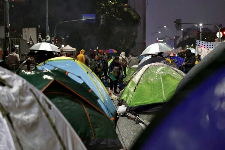 Iniciaron acampe bajo la lluvia en la 9 de Julio, en otra jornada de corte que incluyó quema de neumáticos