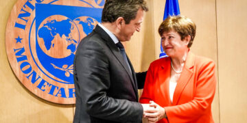 Tras largas negociaciones, este viernes el FMI podría firmar un nuevo acuerdo con Argentina