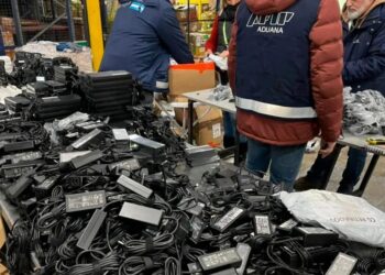 Interceptaron a una mujer que ingresaba al país con un cargamento multimillonario de teléfonos celulares y accesorios