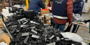 Interceptaron a una mujer que ingresaba al país con un cargamento multimillonario de teléfonos celulares y accesorios