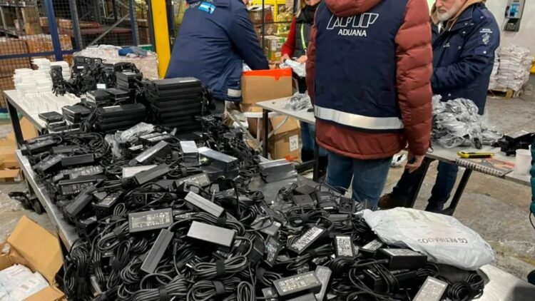 Interceptaron a una mujer que ingresaba al país con un cargamento multimillonario de teléfonos celulares y accesorios
