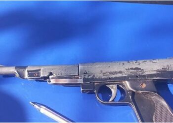 Un estudiante llevó consigo a su escuela un arma de aire comprimido