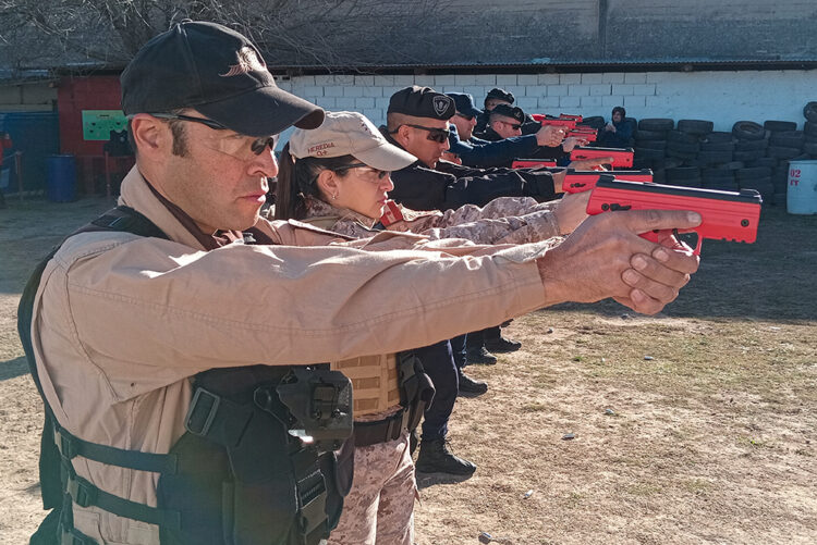 Policías de Córdoba comenzaron a capacitarse en el uso de armas no letales