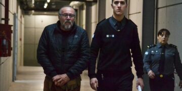 Revocan prisión domiciliaria al humorista Cacho Garay y lo trasladan a la cárcel