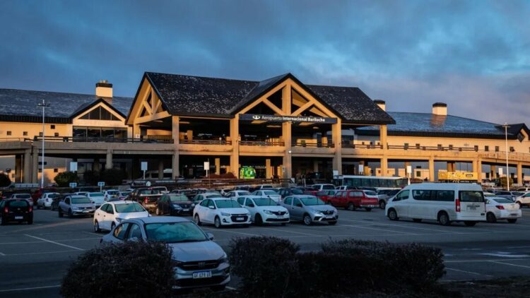 Un egresado se durmió y lo dejaron “olvidado” en el aeropuerto de Bariloche