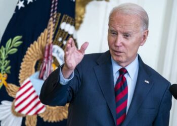 Biden envía bombas de racimo a Kiev, pese a estar prohibidas