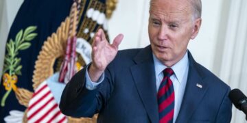 Biden envía bombas de racimo a Kiev, pese a estar prohibidas