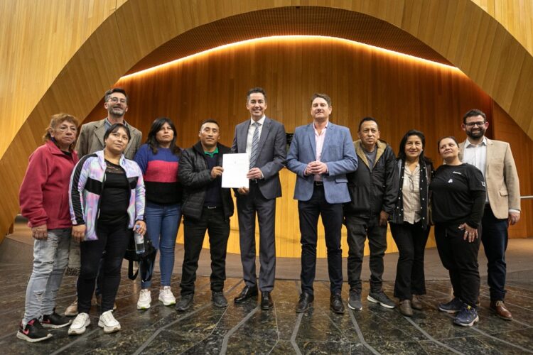 El vicegobernador Calvo y el legislador Limia, junto a familias de “El Pueblito II”.
