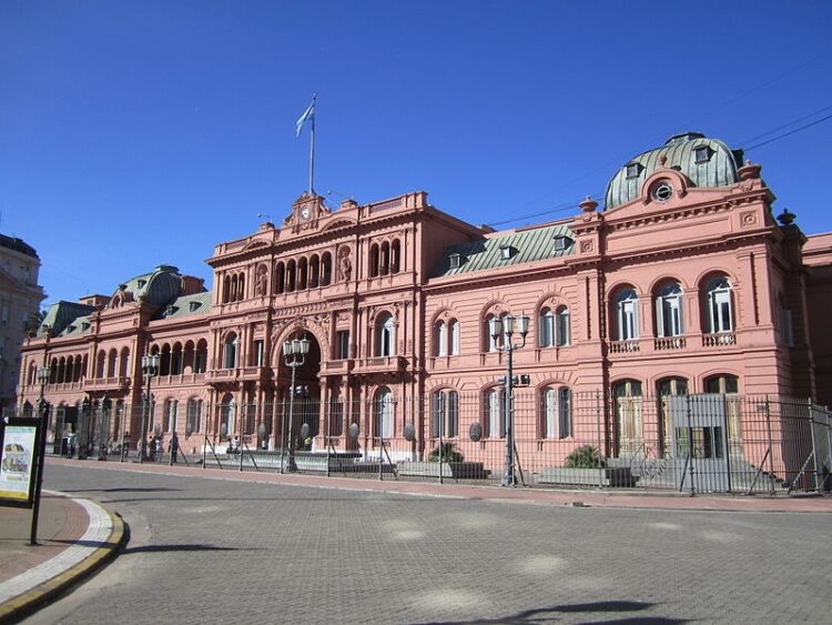 Son al menos 30 los funcionarios de peso que renunciaron o fueron echados del gobierno de Milei