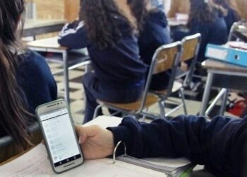 La Unesco advirtió sobre el excesivo uso de teléfonos celulares en las escuelas y su falta de regulación