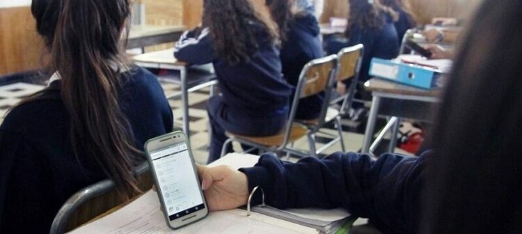 La Unesco advirtió sobre el excesivo uso de teléfonos celulares en las escuelas y su falta de regulación
