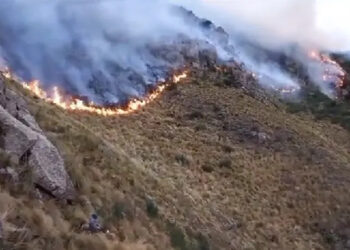 Bomberos combaten un incendio en el Cerro Uritorco donde no pueden trabajar aviones