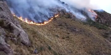 Bomberos combaten un incendio en el Cerro Uritorco donde no pueden trabajar aviones