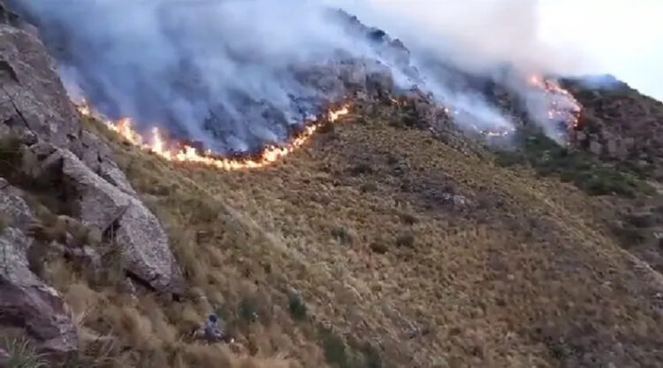 Bomberos combaten un incendio en el Cerro Uritorco donde no pueden trabajar aviones