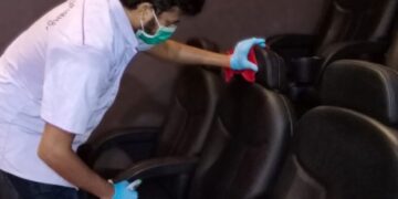 Los empleados de un cine limpiaron la sala y encontraron un insólito objeto en el piso